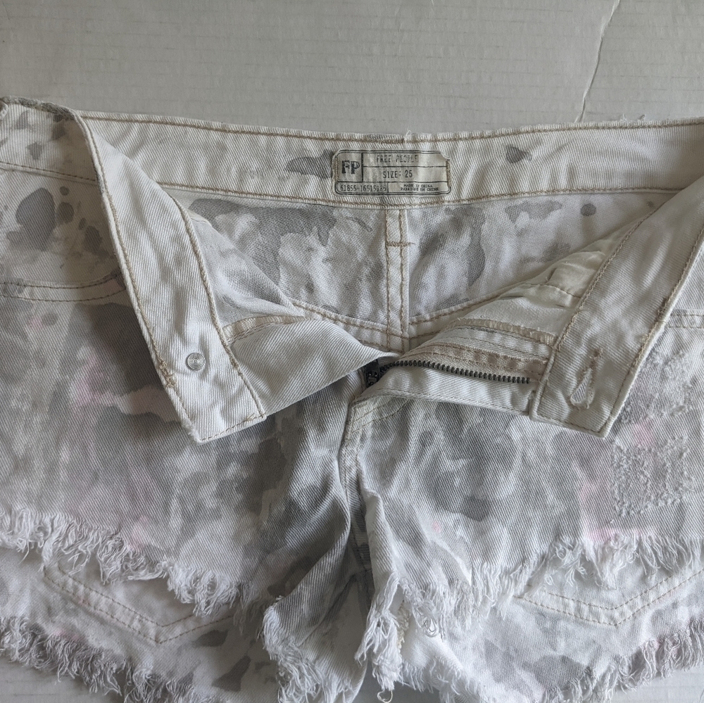 Free PEOPLE ICING WASH CUTOFF WHITE JEANS CAMO SHORTS MID-RISE SIZE 25 - Picture 10 of 13
